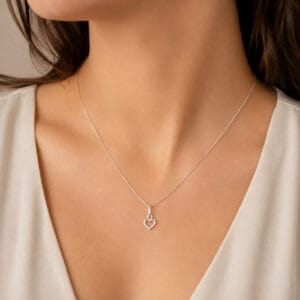 Colar Coração Vazado Minimalista em Prata 925
