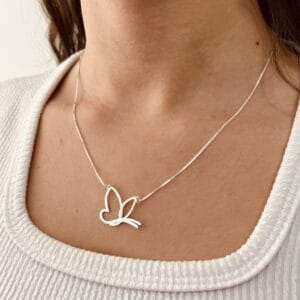 Colar Borboleta Minimalista Vazada
