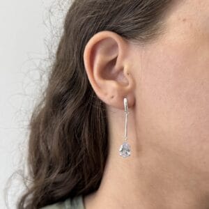 Brinco Fio com Gota de Zircônia  8 mm x 15 mm
