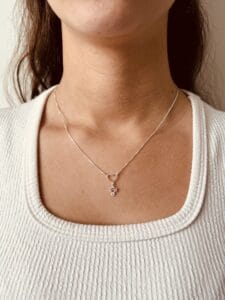 Colar Coração Vazado com Menininha de Zircônia