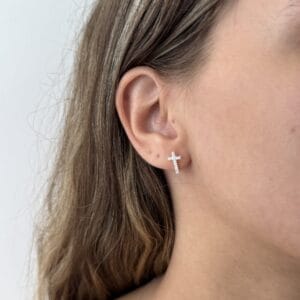 Brinco Cruz Cravejada 6 mm x 12 mm