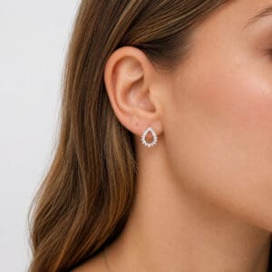 Brinco Gota Vazada Cravejada com Zircônias em Prata 925