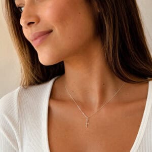Colar Cruz Lisa com Corrente Veneziana em Prata 925