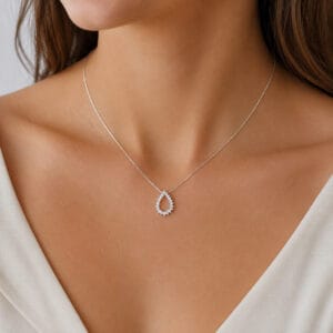 Colar Gota Vazada Cravejada com Zircônias em Prata 925