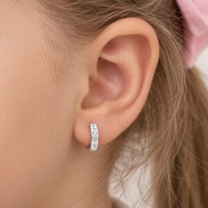 Argola Click Love com Coração e Zircônias 8 mm em Prata 925