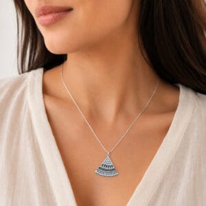 Colar Leque Tribal com Detalhes Envelhecidos em Prata 925