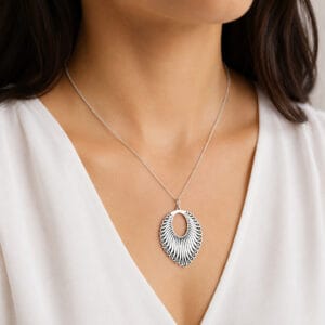 Colar Leque Vazado em Prata 925