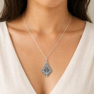 Colar com Pingente Arabesco em Prata 925