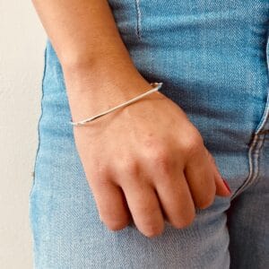 Bracelete Quadrado Fio Redondo 2 mm Fecho Trava