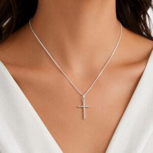 Colar Pingente Cruz Detalhada com Bolinhas