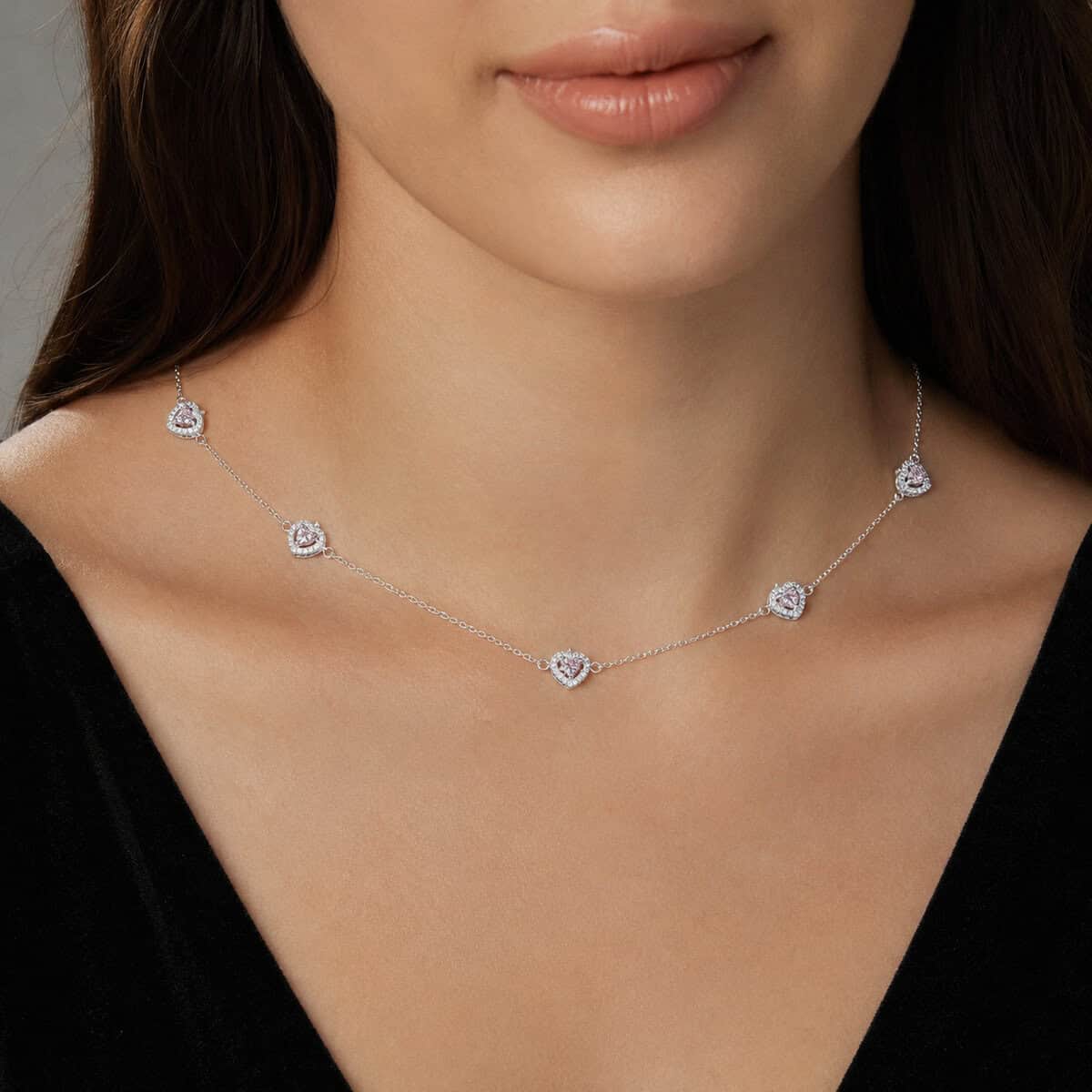 Colar de Prata 925 com 5 Corações Rosa Claro Cravejados (3)