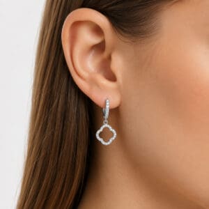 Argola Click com Pingente Trevo Cravejado em Prata 925